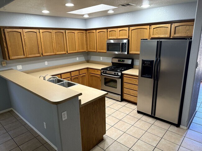 Building Photo - Awesome rental available!