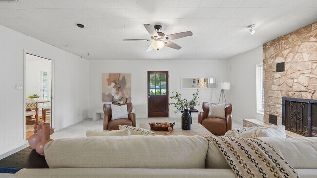 Building Photo - Beautiful Home on Nearly an Acre in Helotes with Pool, Office & No HOA