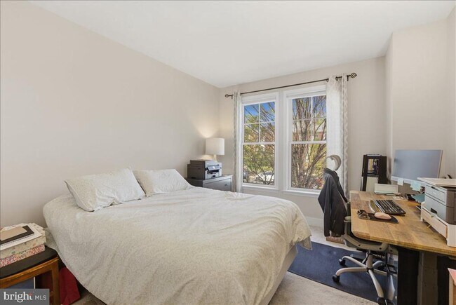 Building Photo - 1418 N Rhodes St