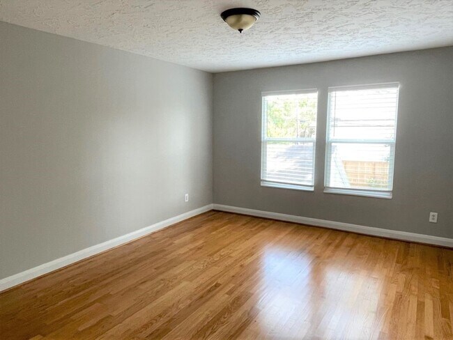 Building Photo - 3605 Plumb St