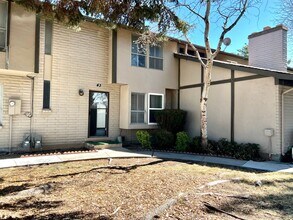 Building Photo - Rare find! Pristine townhome near Trax!