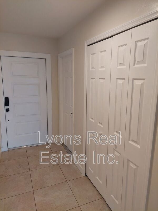 Building Photo - 611 SE 5th St