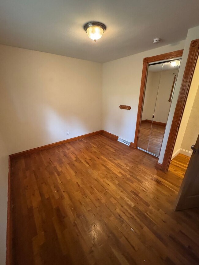 Building Photo - Coraopolis - 3 Bedroom, 1 Bath - Charming ...