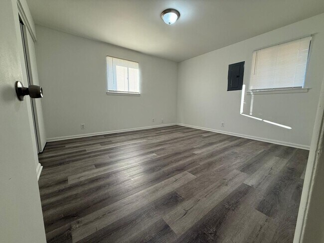 Building Photo - FOR RENT – 4 BEDROOM HOME AVAILABLE NOW