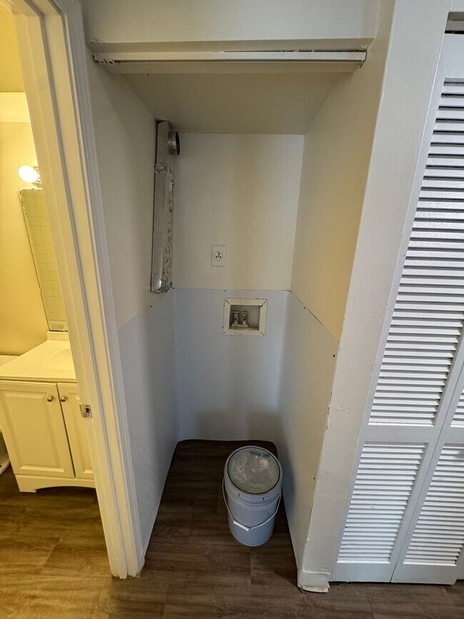 Building Photo - 3 Bedroom/1 Bath in Old Louisville