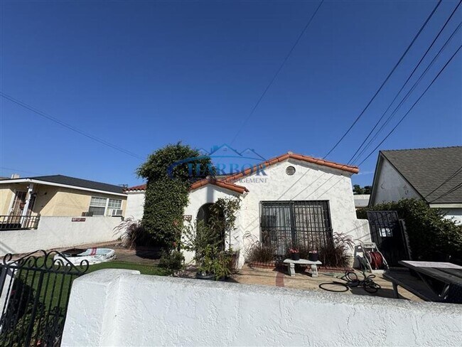 Primary Photo - 820 W 1st St