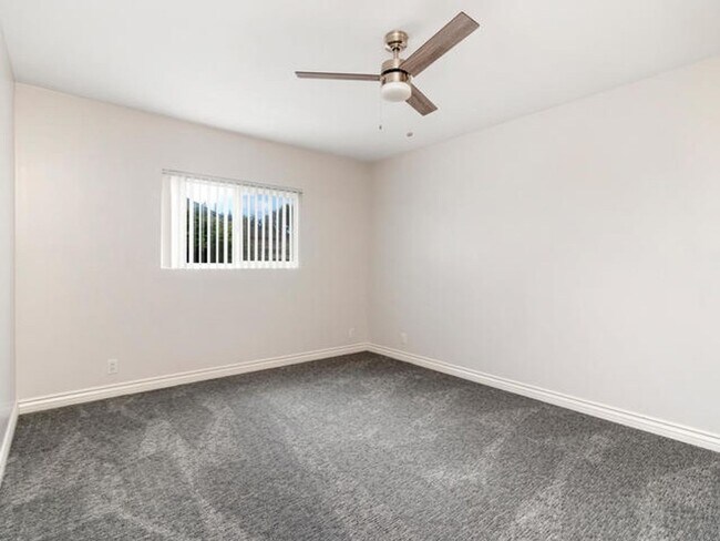 Building Photo - Beautiful Upper Level Condominium Home