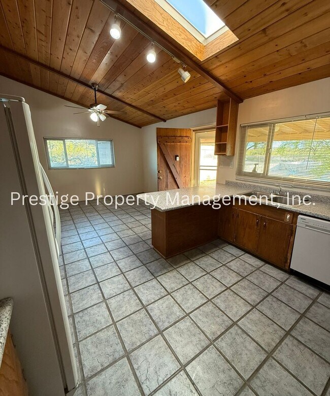 Building Photo - 3BD 2BA Waiting for You to Call Home!!