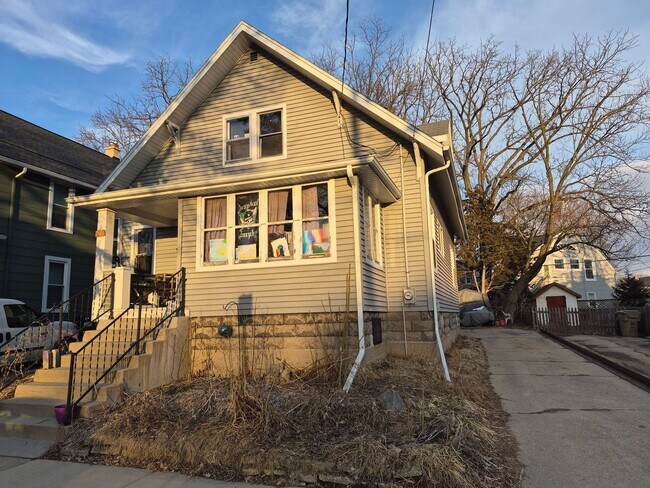 Building Photo - 4BR Home Near Olbrich Gardens & Garver Feed Mill
