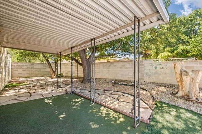 Building Photo - Northeast Heights Gem