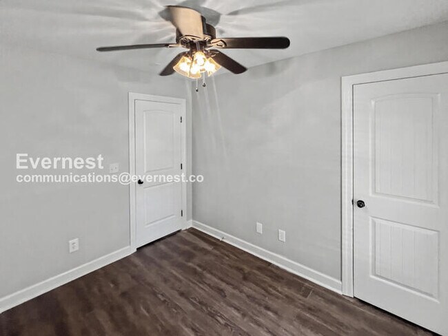 Building Photo - 3 Bed, 2 Bath Home with Fenced Yard & Garage / Pet-Friendly / Available Now!