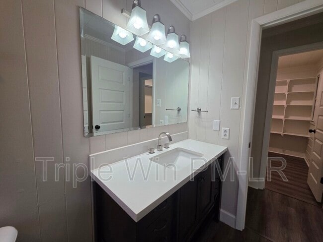 Building Photo - 16 Hum Rd