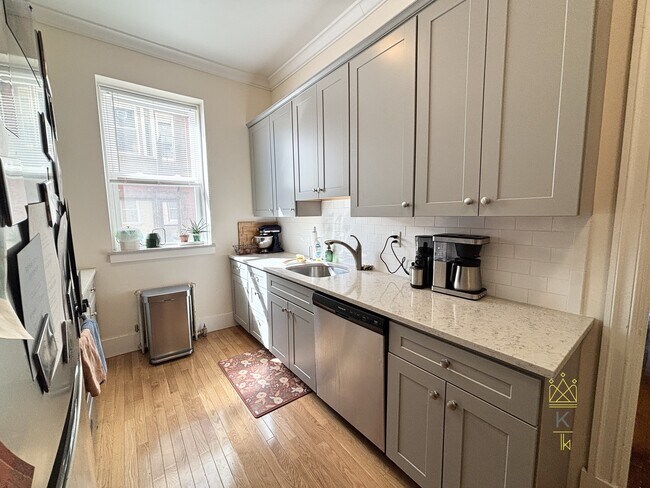 Building Photo - 1569 Beacon St