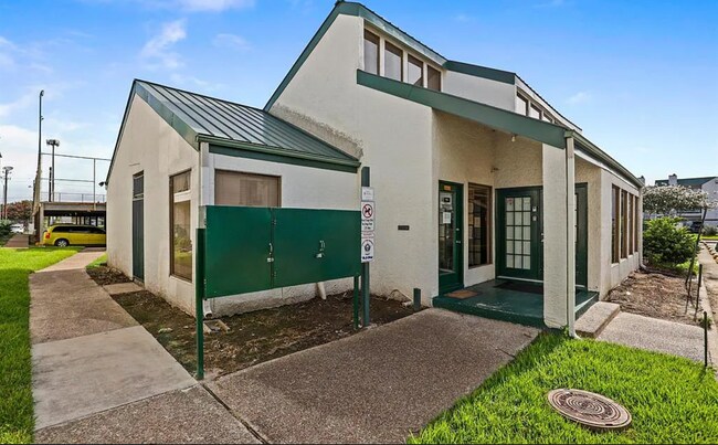 Building Photo - 2824 S Bartell Dr