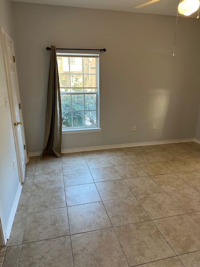 Building Photo - Charming First Floor Condo