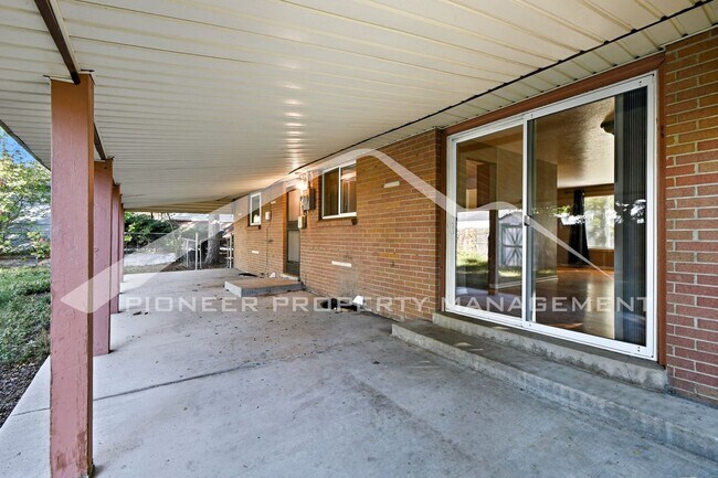 Building Photo - Spacious Home with Washer/Dryer and Fenced Yard
