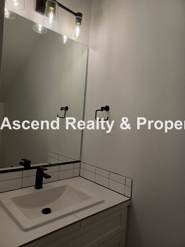 Building Photo - Newer Alberta Townhome Available Soon 1 Sm...