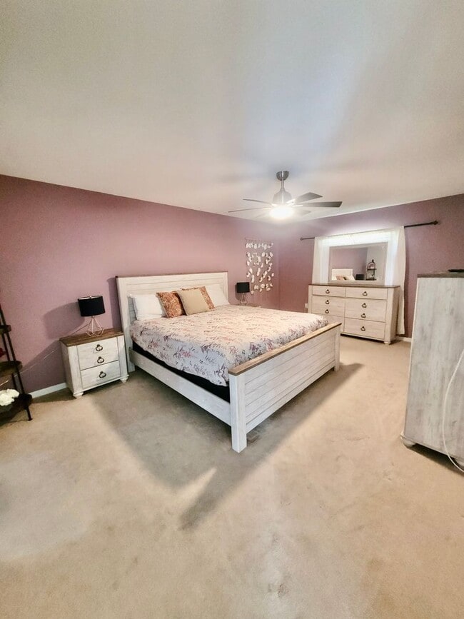 Building Photo - Fully furnished 3 bed 2 bath in beautiful Davenport