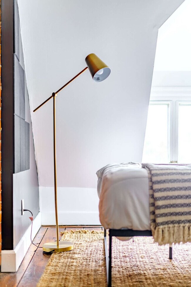 Building Photo - 254 W Poplar Ave