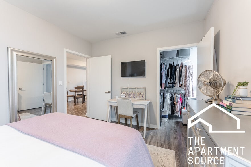 Building Photo - 301 W North Ave