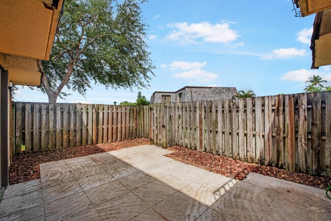 Building Photo - 388 Lake Arbor Dr