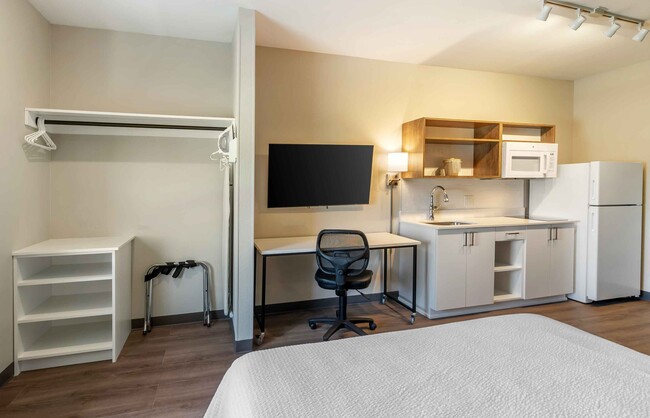 Building Photo - Furnished Studio-Fort Myers - Airport