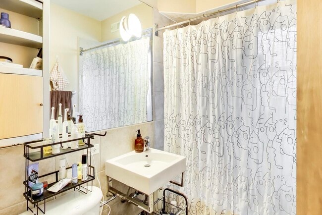 Building Photo - 5400 S Harper Ave