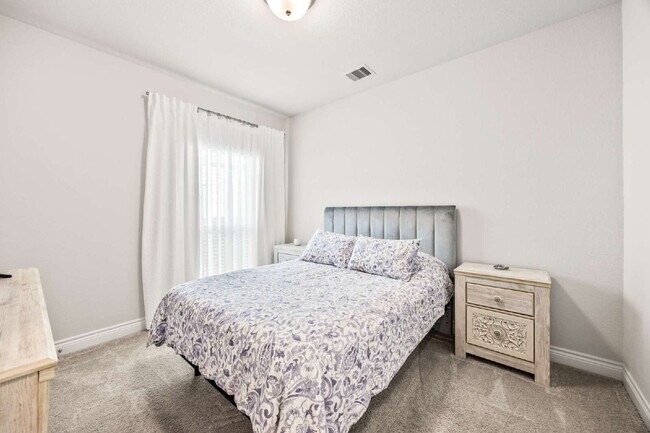 Building Photo - Comfort Living-Furnished-Corporate House