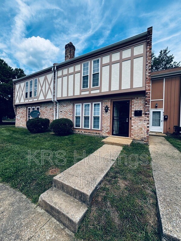 Building Photo - 817 Pleasant St