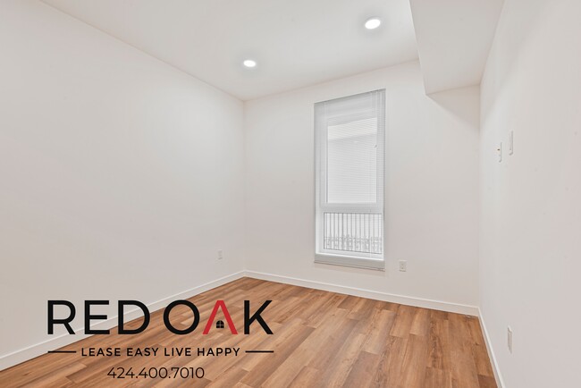 Building Photo - Exquisite One Bedroom with High Ceilings, ...