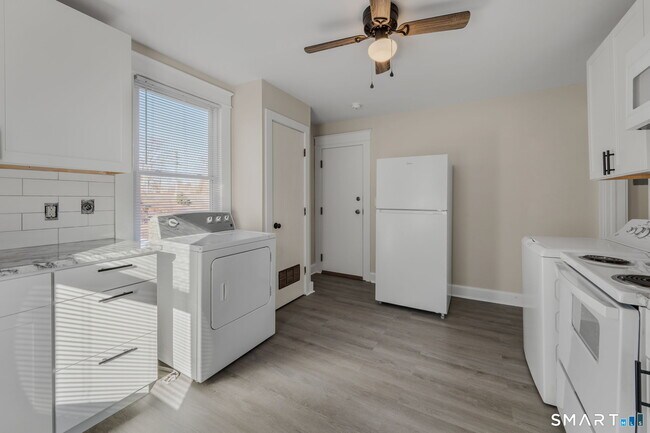 Building Photo - 113 Pequot Ave