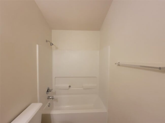 Building Photo - 2410 Lakecrest Village Ct