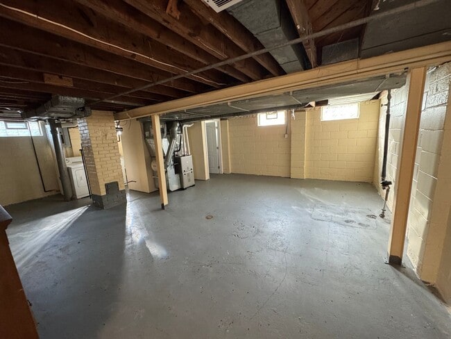 Building Photo - 3 bed 2 bath Berkley bungalow with garage ...