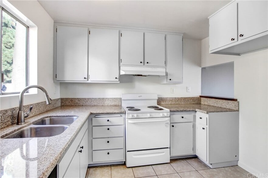 kitchen full view - 730 N Eucalyptus Ave