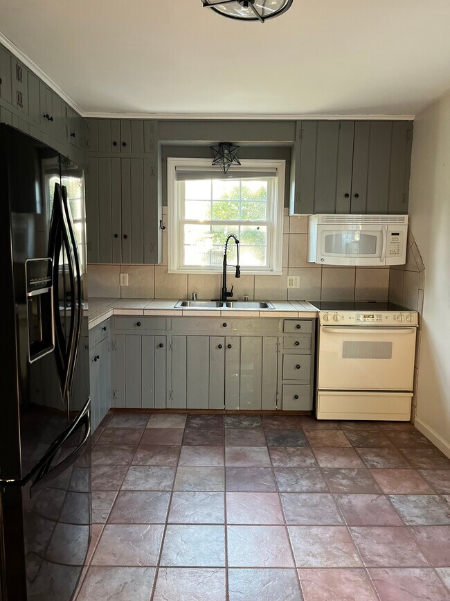 Building Photo - 510 Maple Dr