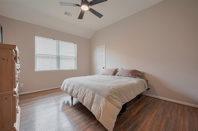 Building Photo - 11826 Legend Manor Dr