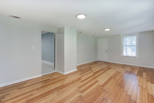 Building Photo - Four Bedroom - Two Bathroom - Single Famil...