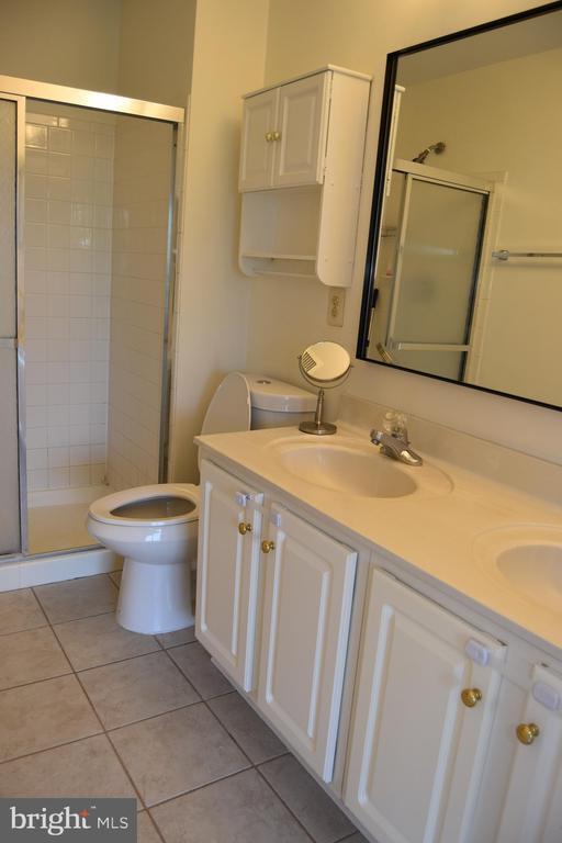 Building Photo - 44037 Kings Arms Square