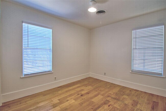 Building Photo - 2604 Sherwood Ln