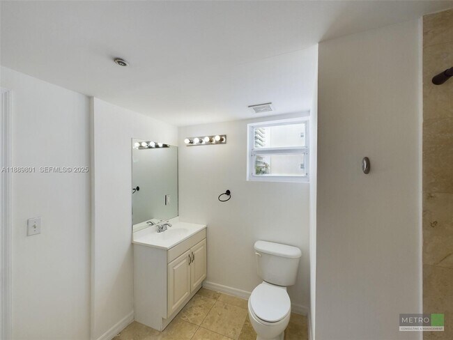 Building Photo - 425 NE 30th St