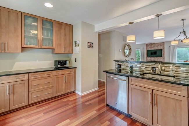 Building Photo - 2883 Sutton Oaks Ln