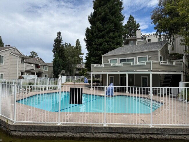Building Photo - Beautiful 1 Bed/1.25 Bath Spacious Condo in Perfect San Ramon Location