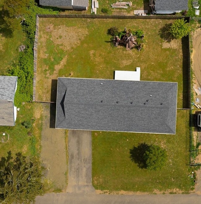 Building Photo - Like New Modern 3 BD, 2 BA Home with Garage