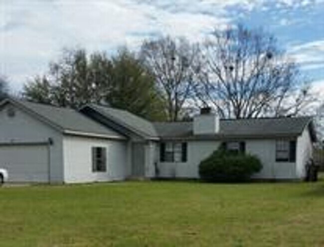 Building Photo - Cozy & Spacious 3 Bedroom Home with Garage and Private Backyard