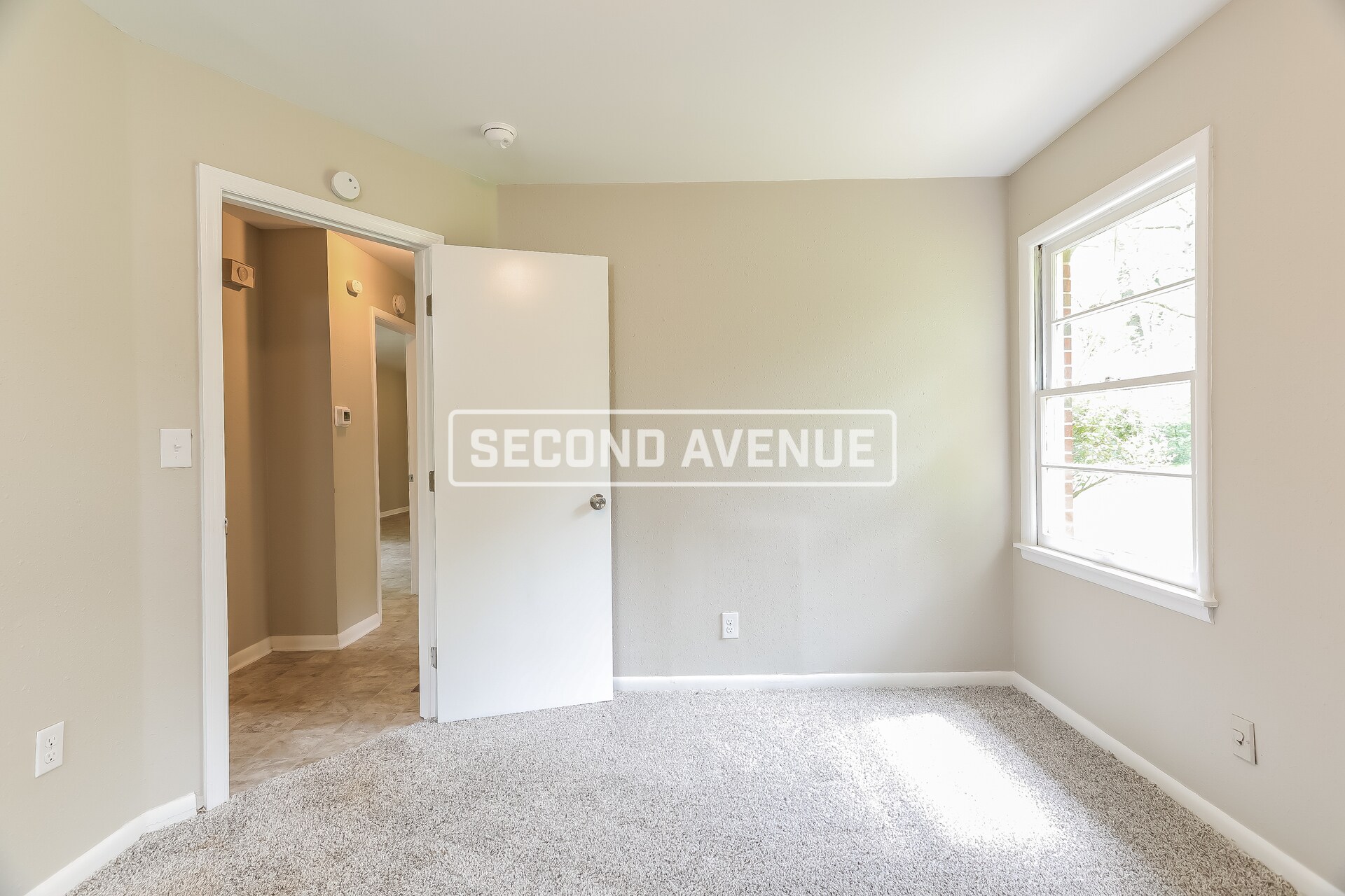 Building Photo - 241 Lake Dr NE