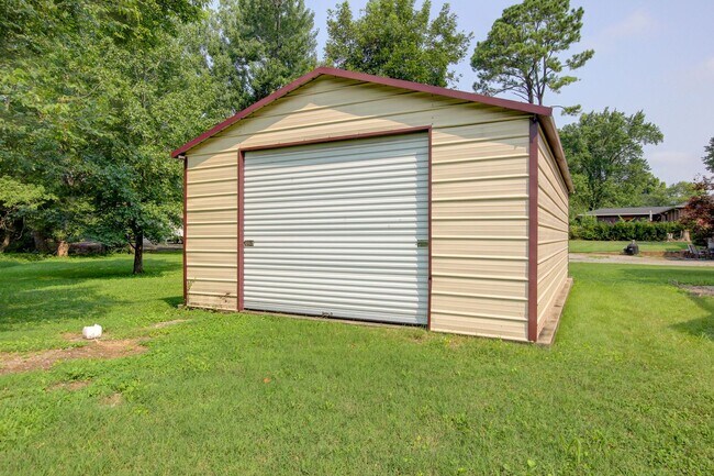 Building Photo - Updated 3bed 2 bath in St B with SEPARATE WORKSHOP around back.