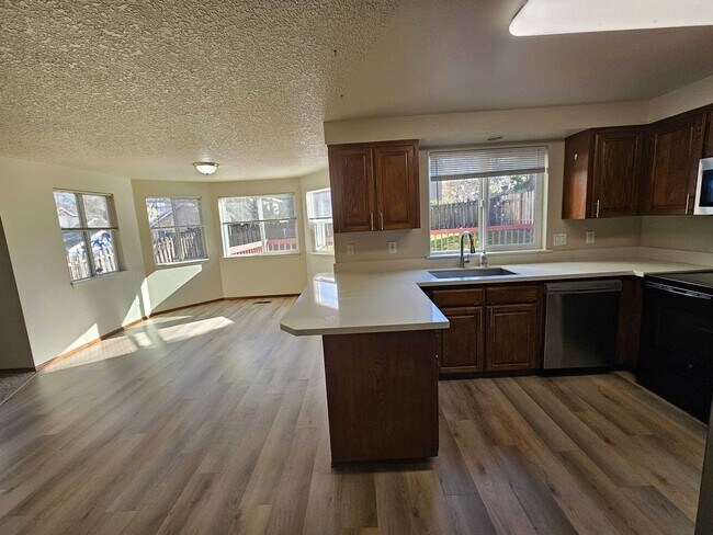 Building Photo - Spacious 2467 sq ft 4 Bedroom 2.5 Bath hom...