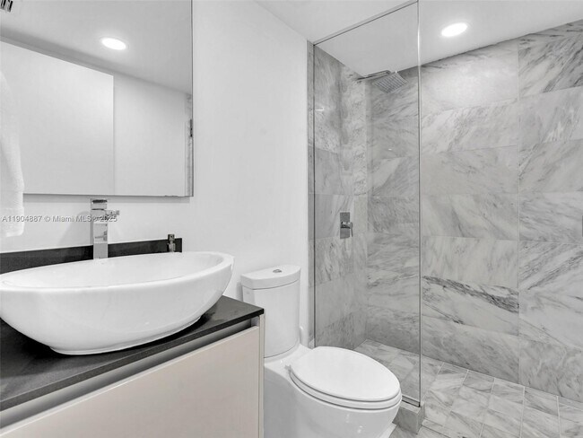 Building Photo - 9821 E Bay Harbor Dr