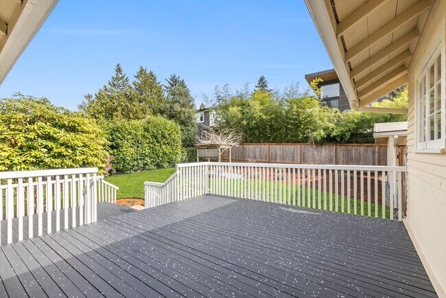 Building Photo - Sunny Air Conditioned Mercer Island Charmer!