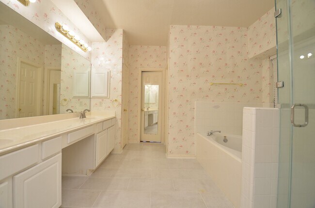 Building Photo - 8815 Barron Wood Cir E
